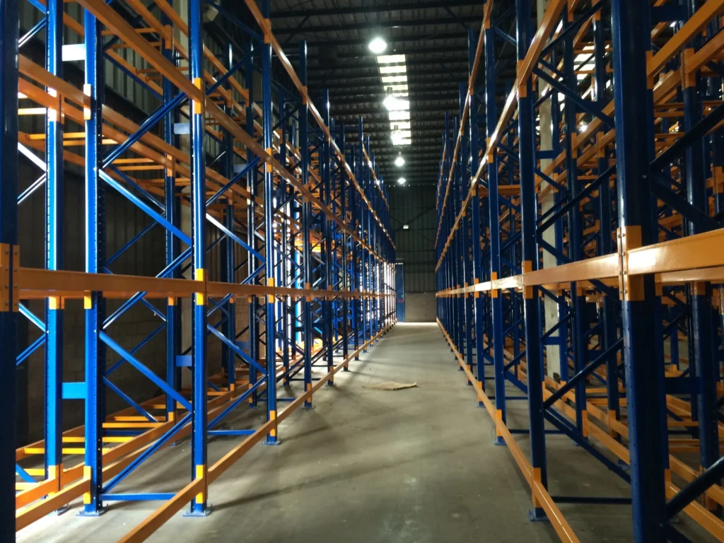 Pasillo entre racks selectivos de doble profundidad