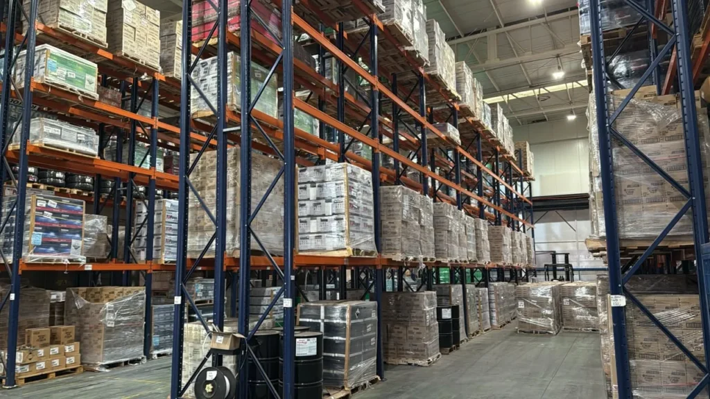 Rack selectivo instalado por Master Rack en bodega con pallets
