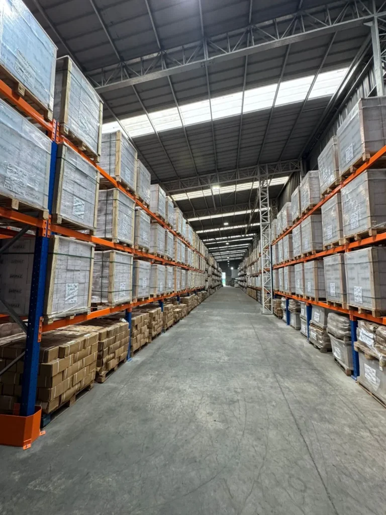 Pasillo con racks selectivos instalados por Master Rack