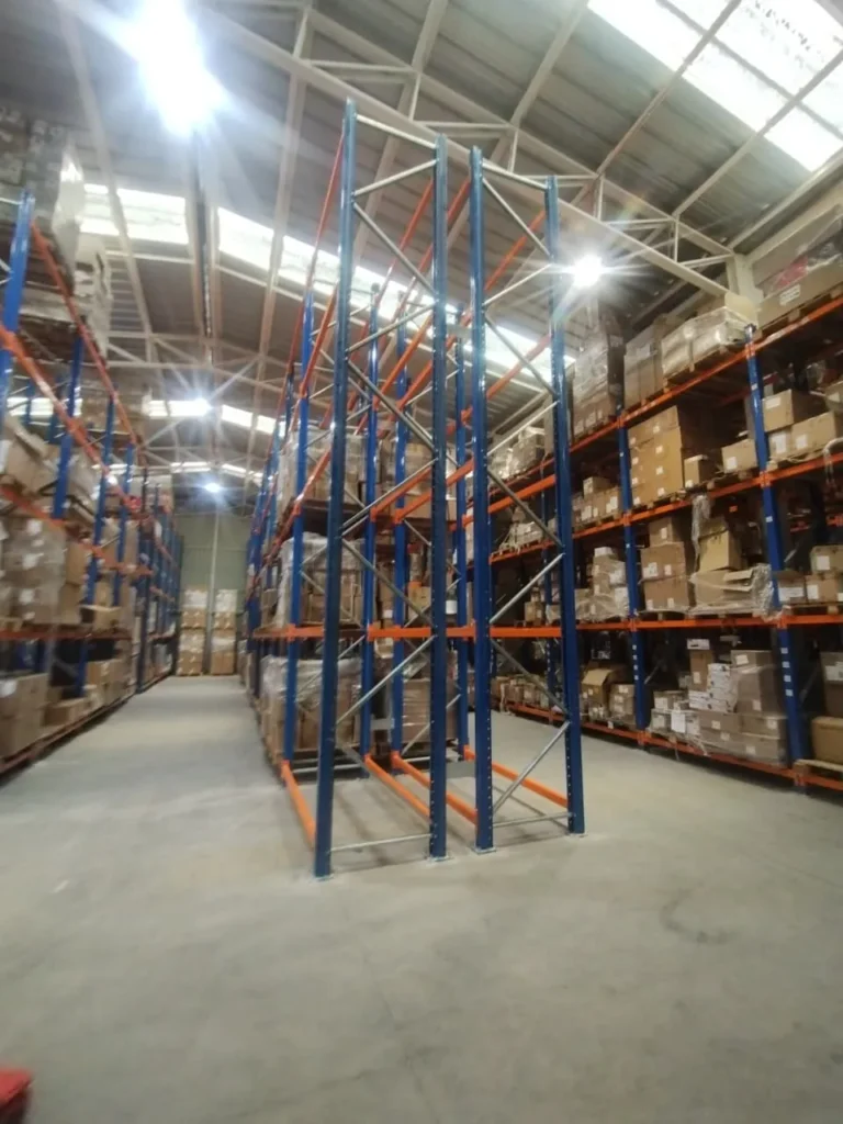 Estructura de rack industrial instalada por Master Rack en bodega