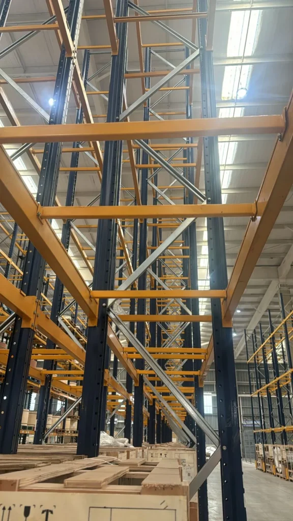 Soportes para pallets instalados en rack industrial por Master Rack